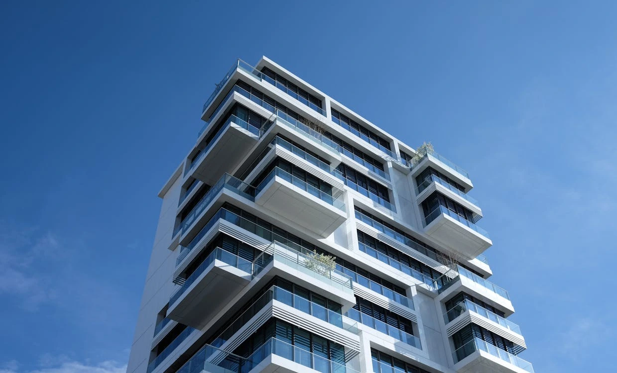 Pläne eines Hauses mit Schlüsseln, symbolisiert ein Immobilienprojekt